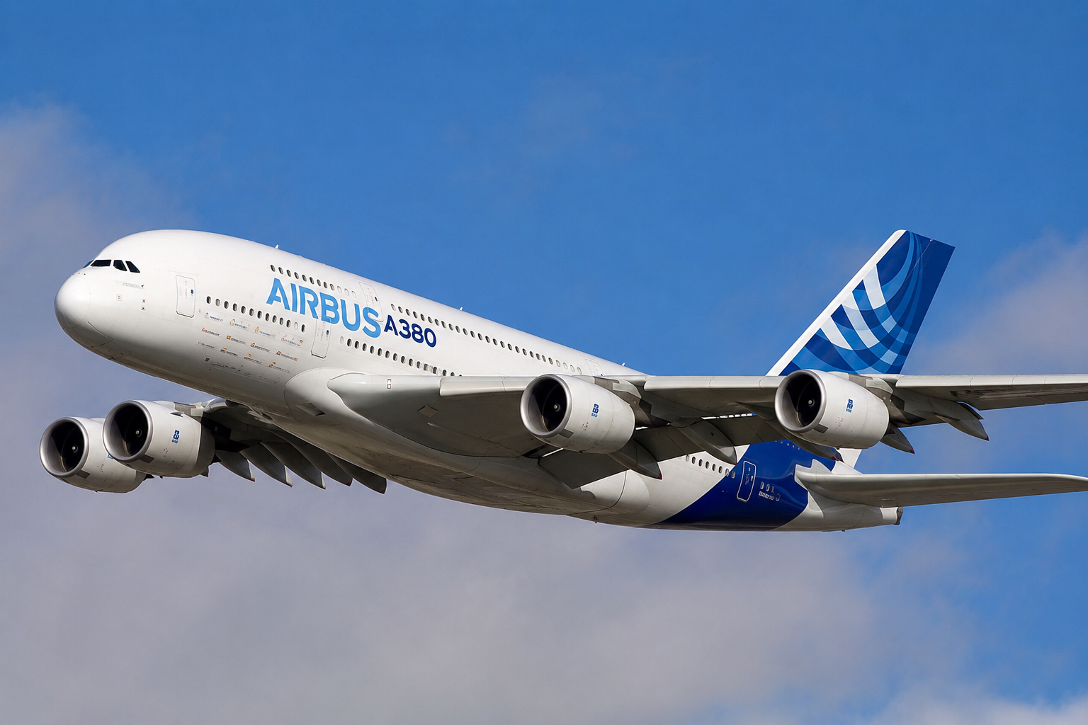 エアバスA380が青空を飛ぶ様子