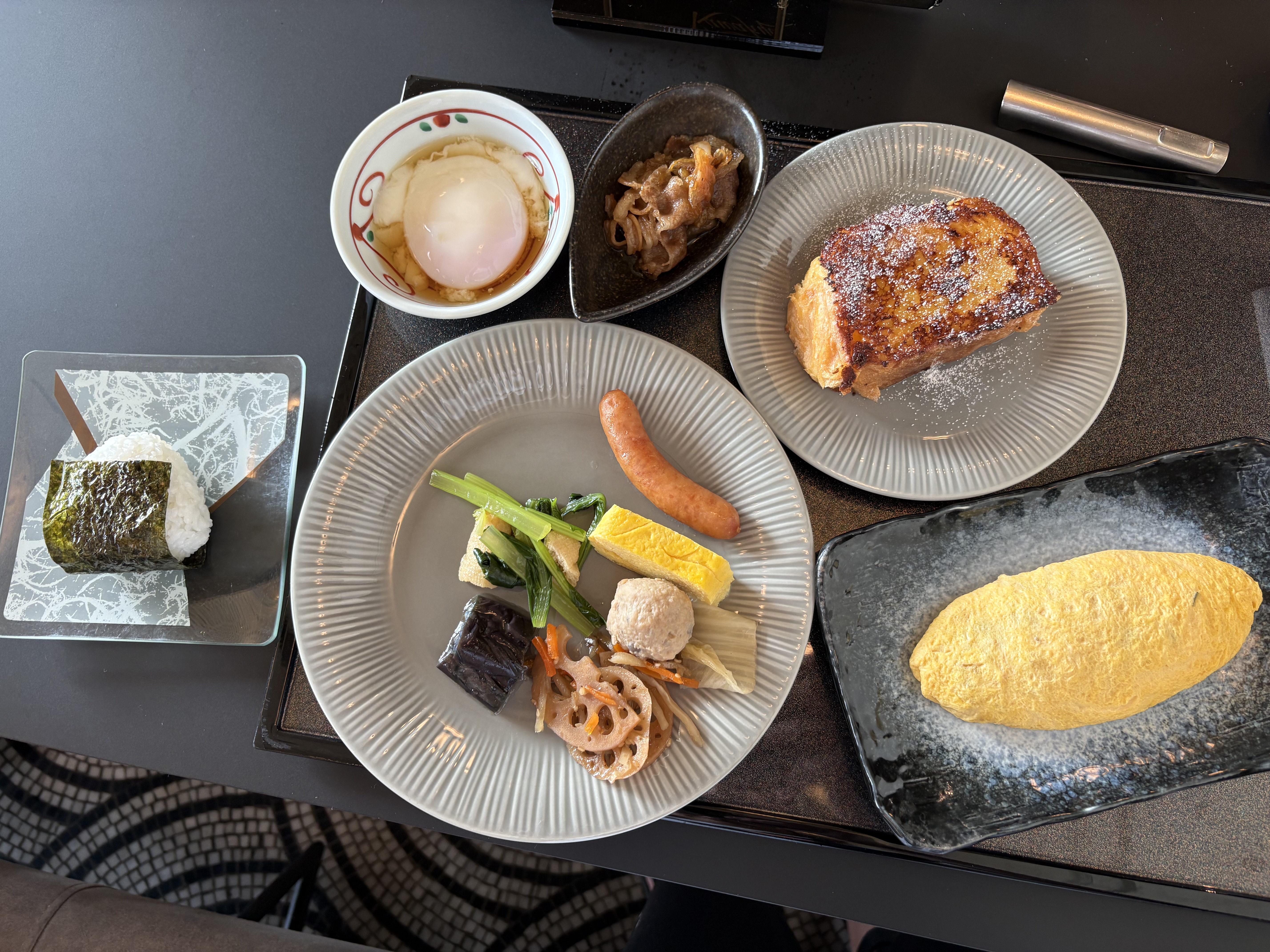 ホテル川久 朝食ビュッフェ フレンチトースト・オムレツ・おにぎり